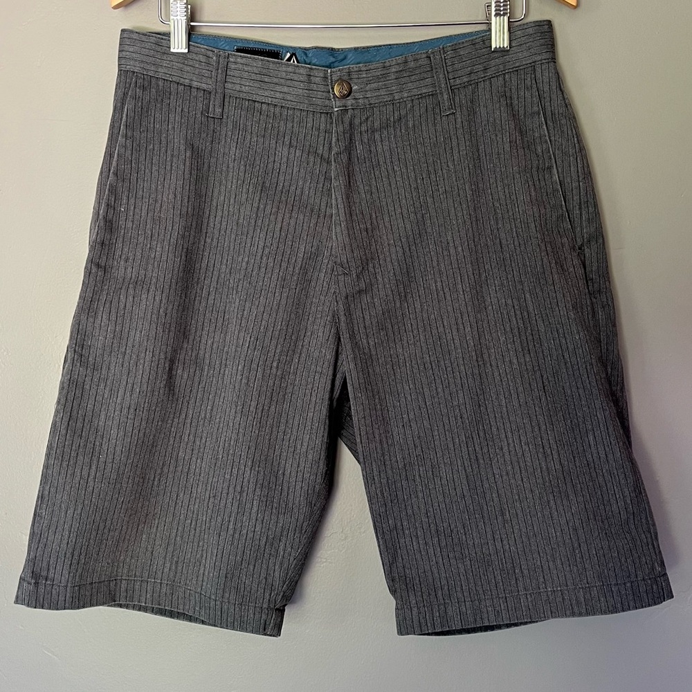 VOLCOM Y2K Vintage Gray Pinstripe Bermuda Board Shorts Embroidered Logo Size 32